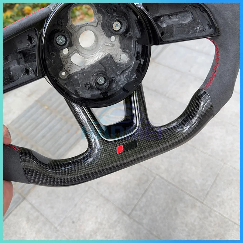 Volant Audi en carbone & Alcantara – Finition performance premium