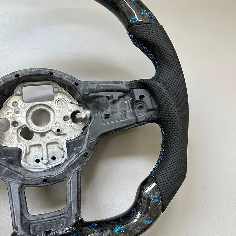 Volant Volkswagen en carbone forgé bleu véritable – Finition performance premium (Golf 7 & 7.5)